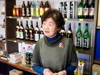 　災害関連死で亡くなった安谷義人さんについて話す、妹の日吉政子さん＝石川県輪島市