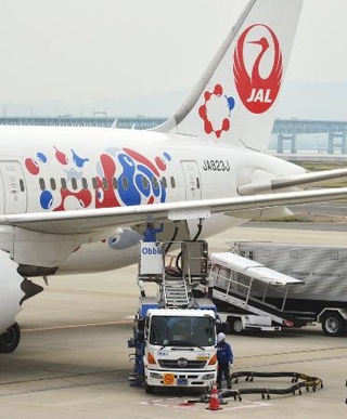 　ＳＡＦを給油する日本航空の旅客機＝２０２５年５月１日午前、関西空港