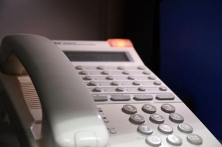 着信ボタンが光る電話（イメージ）