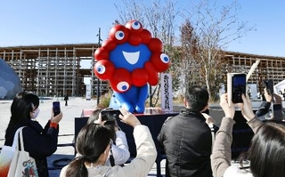 花岡さんらがデザインを担当した万博会場入り口近くのミャクミャク像＝２０２５年１１月、大阪市此花区の夢洲