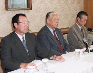 　１９９７年１０月、沢村賞発表の記者会見に臨む選考委員の平松政次さん（左端）＝都内のホテル