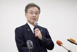 　福井県議会本会議で辞職が同意され、記者会見する杉本達治知事＝２０２５年１２月、福井県庁