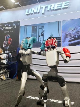 　先端技術の見本市「ＣＥＳ」で、中国のユニツリー・ロボティクスが披露したヒューマノイドのキックボクシング＝６日、米ラスベガス（共同）