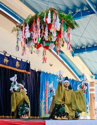 　披露された山代白羽神楽の演目「諸神」＝２０２５年１１月、山口県岩国市