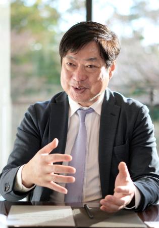 　インタビューに答える慶応大の神保謙教授