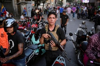 　４日、ベネズエラ・カラカスでマドゥロ大統領釈放を求める集会に参加した民兵組織メンバー（ロイター＝共同）