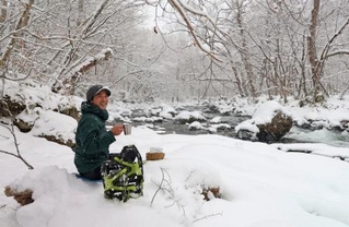 　奥入瀬渓流でティータイムを楽しむ「ＦＯＲＥＳＴＯＮ」の丹羽裕之さん＝２０２５年１２月、青森県十和田市