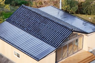 　能登瓦を再利用した集会所の屋根＝２０２４年１１月、石川県珠洲市（瓦バンク提供）