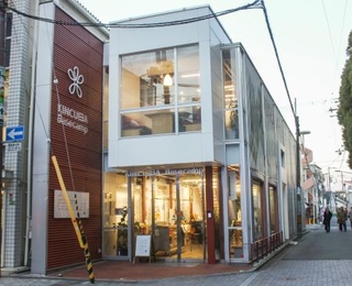 　近畿大の起業支援施設「キンキュバ・ベースキャンプ」＝１３日、大阪府東大阪市