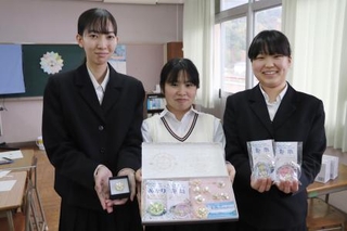 　規格外の真珠を使ったアクセサリーなどを手にする愛媛県立宇和島東高津島分校の山下ひかりさん（中央）ら＝宇和島市