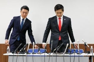 　緊急会議を終え、記者会見に臨む日本維新の会代表の吉村洋文大阪府知事（右）と副代表の横山英幸大阪市長＝１５日夜、大阪市中央区