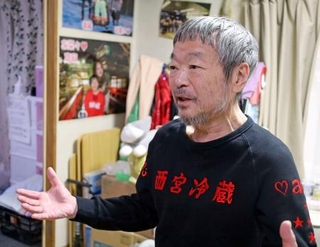 　取材に応じる「西宮冷蔵」の水谷洋一社長＝２０２５年１２月、兵庫県西宮市