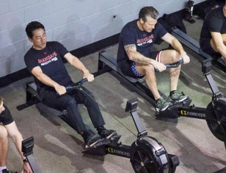 　米軍基地内で軍隊式の筋力トレーニングに参加する小泉防衛相（左）とヘグセス国防長官＝１５日、ワシントン近郊（ロイター＝共同）