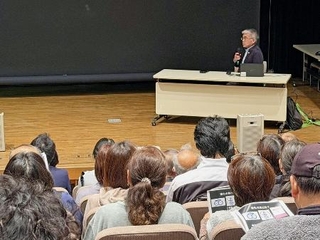 埼玉県が開いた住民説明会で専門家の説明を聴く参加者＝２０２５年１１月、八潮市