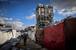 　１５日、ガザ北部ガザ市の近郊で、イスラエルによる攻撃で損壊した建物（ゲッティ＝共同）