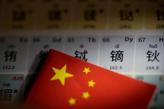 　レアアースなどが記載された中国語表記の元素周期表（共同）