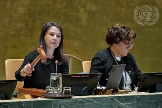 　第３委員会の決議について議論する会合を進行するベーアボック国連総会議長（左）＝２０２５年１２月、米ニューヨークの国連本部（国連提供）