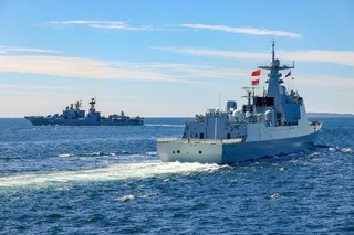 ２０２４年９月１５日、日本海で演習を行うロシアと中国の艦艇（タス＝共同）