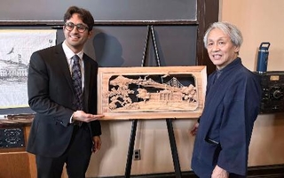 　米プリンストン大で「井波彫刻」の作品を囲む南部白雲さん（右）とカリム・サルジさん＝２０２５年１１月（中嶋勝彦さん提供）