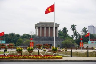 　ベトナム・ハノイのホーチミン廟近くでたなびく同国の国旗＝６日（共同）