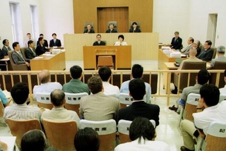 米兵による少女暴行事件の初公判が開かれた那覇地裁の法廷＝１９９５年１１月