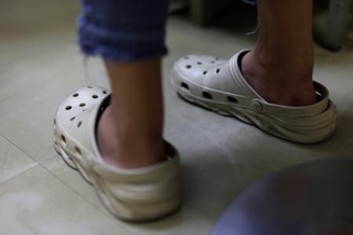 　診察を受けるミャンマー出身の女性＝東京都千代田区の結核予防会総合健診推進センター