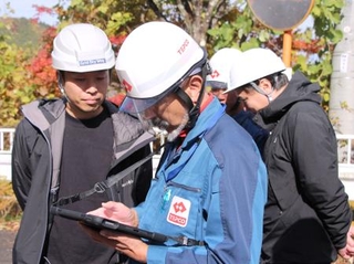 　ドローンを使い遠隔で送電線を確認する東京電力パワーグリッドの社員ら＝２０２５年１１月、埼玉県秩父市