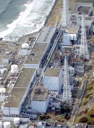 　自衛隊ヘリから撮影した東京電力福島第１原発。手前から１、２、３、４号機＝２０１１年４月（防衛省提供）