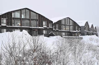 　北海道・ニセコエリアにある高級宿泊施設＝１月９日、尾崎純子撮影