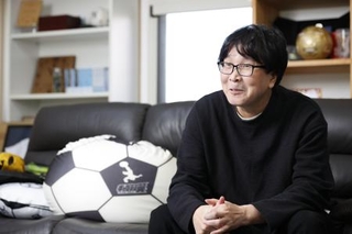 　インタビューに答える高橋陽一さん＝２０２５年１１月、東京都内