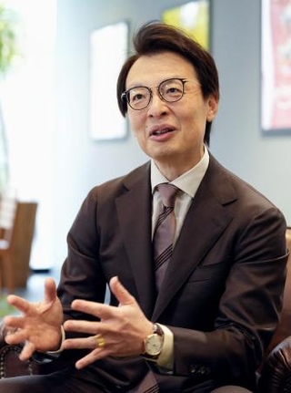 　インタビューに応じるアマゾンジャパンのジャスパー・チャン社長＝２０２５年１１月１９日、東京都目黒区