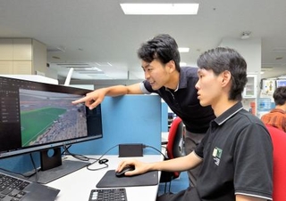 　スポーツで活用するＡＩの開発に取り組む名古屋大の藤井慶輔准教授（奥）＝２０２４年８月、名古屋市（同准教授提供）