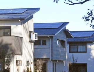 　屋根に太陽光パネルを備えた住宅＝２０２２年１月、さいたま市緑区