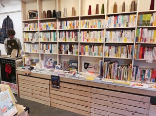 　「本屋とキッチン　よりまし堂」に並ぶ書籍＝２６日午後、東京都日野市