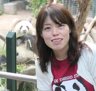 　米サンディエゴ動物園でパンダ（左奥）と写るジャーナリストの中川美帆さん＝２０１９年４月
