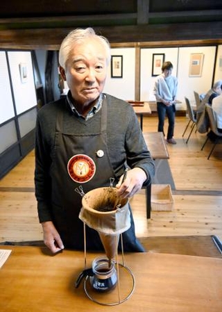 　「Ｃａｆｅ　ＦＵＮ」でヨシタケコーヒーを提供している田中昭則さん