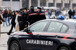 　イタリア・ミラノの大聖堂周辺で警戒する警察軍の隊員＝２９日（共同）