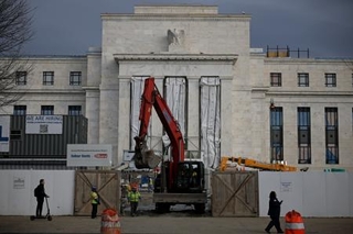 　改修工事が進む米ＦＲＢの建物＝１４日、首都ワシントン（ゲッティ＝共同）