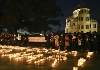 核兵器禁止条約の発効から５年を迎え、原爆ドーム前で開かれたキャンドルイベント＝１月２２日夕、広島市中区の平和記念公園