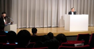 　フジテレビの清水賢治社長（右）の記者会見＝３０日午後、東京・台場