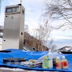 　飲み物や花などが供えられた、事故があったエスカレーターの降り場付近＝２０２５年１２月２９日、北海道小樽市の朝里川温泉スキー場