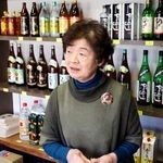 　災害関連死で亡くなった安谷義人さんについて話す、妹の日吉政子さん＝石川県輪島市