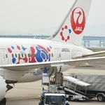 　ＳＡＦを給油する日本航空の旅客機＝２０２５年５月１日午前、関西空港