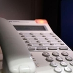 着信ボタンが光る電話（イメージ）