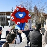 花岡さんらがデザインを担当した万博会場入り口近くのミャクミャク像＝２０２５年１１月、大阪市此花区の夢洲