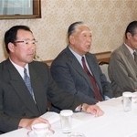 　１９９７年１０月、沢村賞発表の記者会見に臨む選考委員の平松政次さん（左端）＝都内のホテル