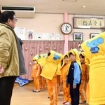 　「みなと保育園」の避難訓練で、園児に語りかける和田信寿園長（左）＝２０２５年１２月、福島県相馬市