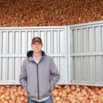 　米アイダホ州パルマで、タマネギの貯蔵施設前に立つ「オワイヒー・プロデュース」のシェイ・マイヤーズＣＥＯ＝２０２５年１２月（共同）