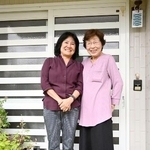 　一緒に暮らした家の玄関前で並ぶテュイ（左）と花崎みさを＝２０２４年９月、千葉県木更津市