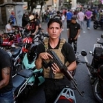 　４日、ベネズエラ・カラカスでマドゥロ大統領釈放を求める集会に参加した民兵組織メンバー（ロイター＝共同）